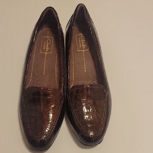 Clarks Women's Crocodile Pattern Burgundy Loafers Flats Women 10w $89